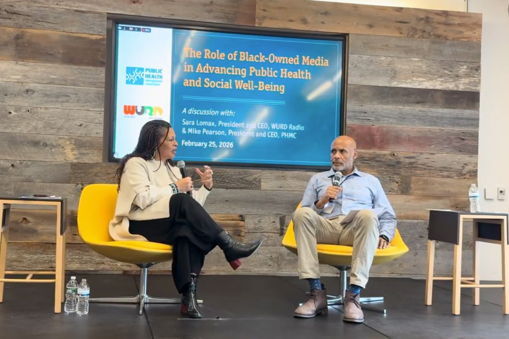 Sara Lomax and Mike Pearson having a discussion sitting next to each other on stage