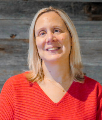 Amy Hohenstein headshot